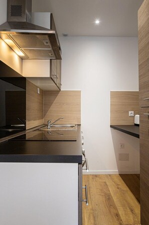 Fridge, microwave, oven, dishwasher - Tréguier Town Centre - Charm and Cathedral View (Tréguier)