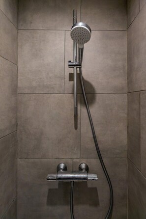 Shower, hair dryer, towels - Historic center of Tréguier - Renovated studio (Tréguier)
