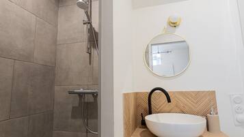 Shower, hair dryer, towels