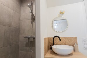 Dusche, Haartrockner, Handtücher