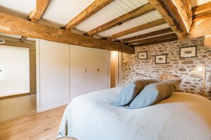 8 bedrooms, iron/ironing board, Internet, bed sheets