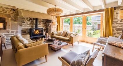 Exceptional manor with swimming pool in Brittany