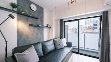 Apartamento superior, sacada, vista para a cidade | Área de estar | TV de tela plana