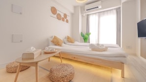 Un dormitorio moderno con cama, mesita de noche y un amplio ventanal.