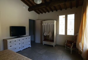2 habitaciones, tabla de planchar con plancha y cuna de viaje 