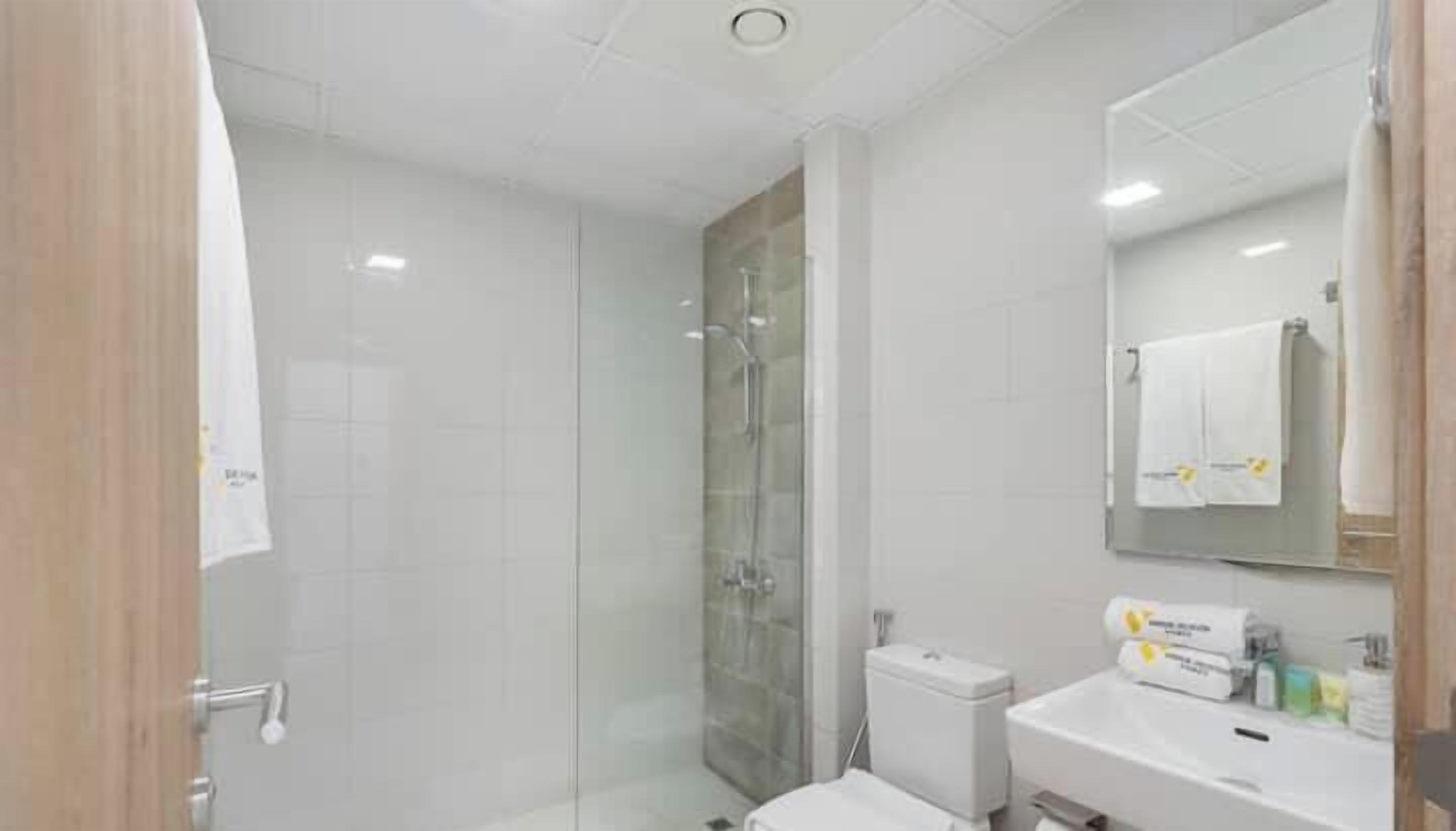Luxury Apartment, Balcony, City View | Bathroom | Shower, rainfall showerhead, free toiletries, hair dryer