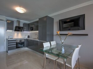 Fridge, microwave, oven, dishwasher - Luxus, Eleganz und Sonnenuntergänge am Strand by Interhome (Patalavaca)