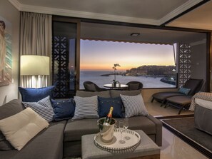 TV - Luxus, Eleganz und Sonnenuntergänge am Strand by Interhome (Patalavaca)