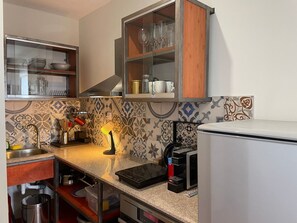 Refrigerador, horno y utensilios de cocina 