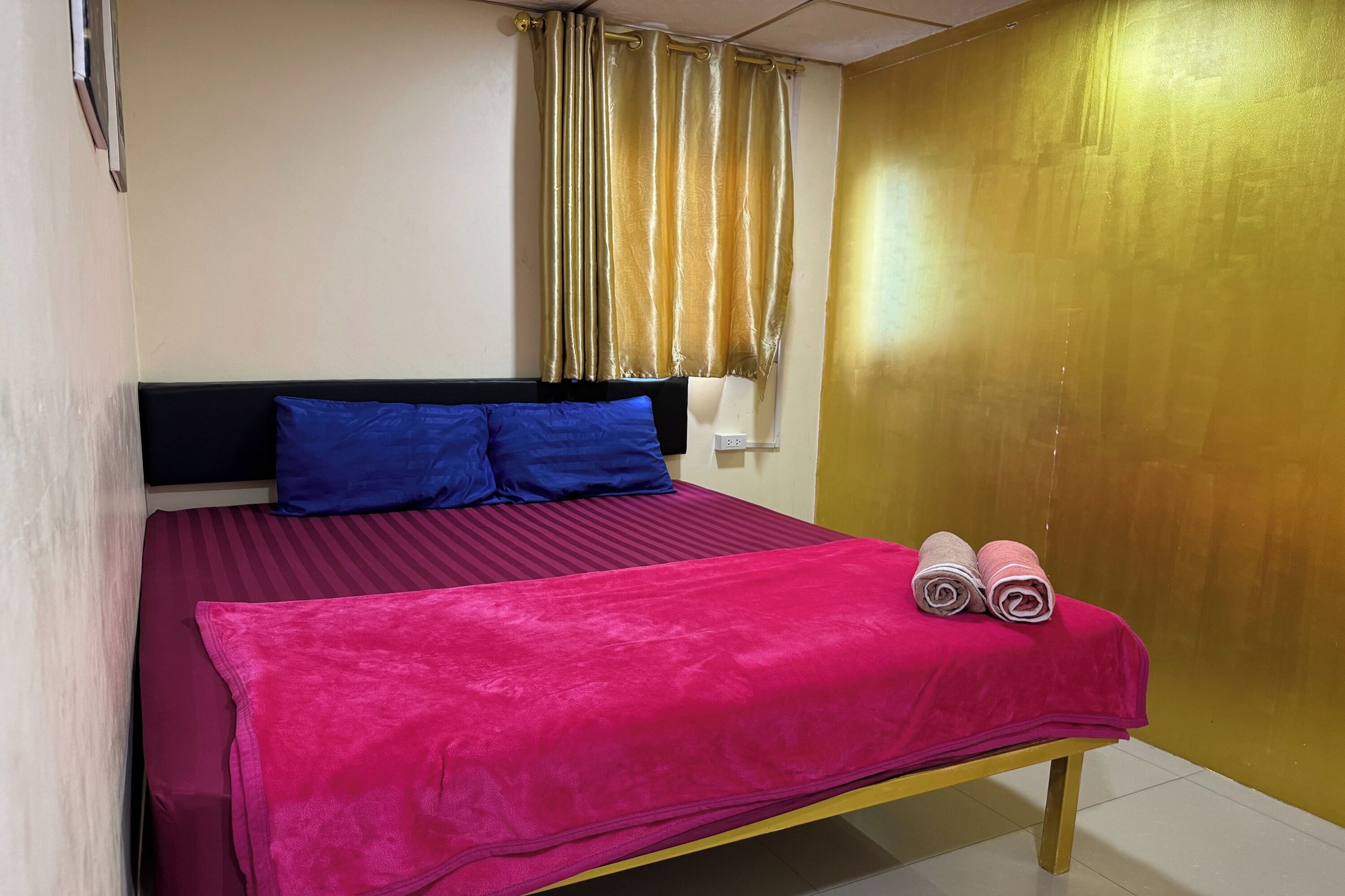 Double Room with Window Shared Toilet | Free WiFi, bed sheets