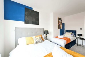 A modern hotel room with two beds, a large abstract painting, and a classic lamp. - Hendon flat, ideal for contractors, sleeps 6! (London)