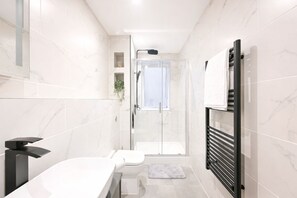 Bathroom - Sleeps 6 | Hendon | Parking + Fast WiFi (London)