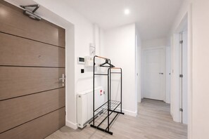 Interior - Sleeps 6 | Hendon | Parking + Fast WiFi (London)