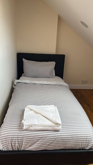 5 bedrooms, iron/ironing board, Internet, bed sheets - Large & Cozy 5-Bed House in a Quiet Dagenham Area (Dagenham)