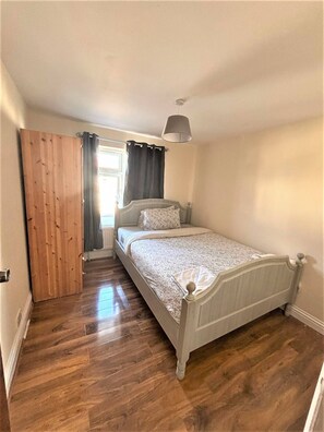 5 bedrooms, iron/ironing board, Internet, bed sheets