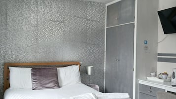 4 bedrooms, iron/ironing board, internet, bed sheets