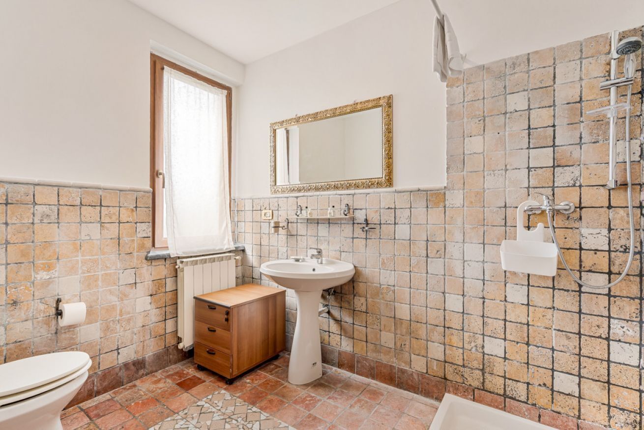 Shower, bidet, towels, toilet paper