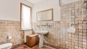 Dusche, Bidet, Handtücher, Toilettenpapier