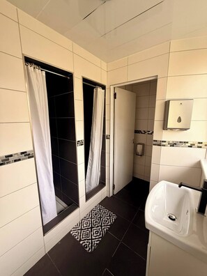 Douche, sèche-cheveux, serviettes fournies