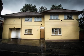 Exterior - full house ROOMY BNB (Troedyrhiw)