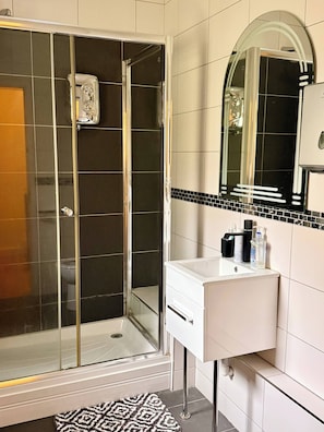 Bathroom - full house ROOMY BNB (Troedyrhiw)