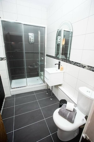 Shower, hair dryer, towels. Spacious House Sleeps 10 -Near BikePark Wales -Central -Parking