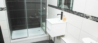 Spacious House Sleeps 10 -Near BikePark Wales -Central -Parking