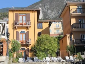 Un bâtiment doté de balcons, d’une terrasse et offrant une vue sur les montagnes.