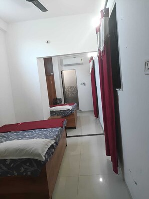 Deluxe Quadruple Room - Naik Homestay (Indore)