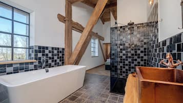 Dusche, Haartrockner, Handtücher, Toilettenpapier
