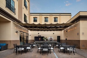 Outdoor dining - Your Relaxing Getaway Awaits! Pets Are Welcome, Free Parking! (Winters)