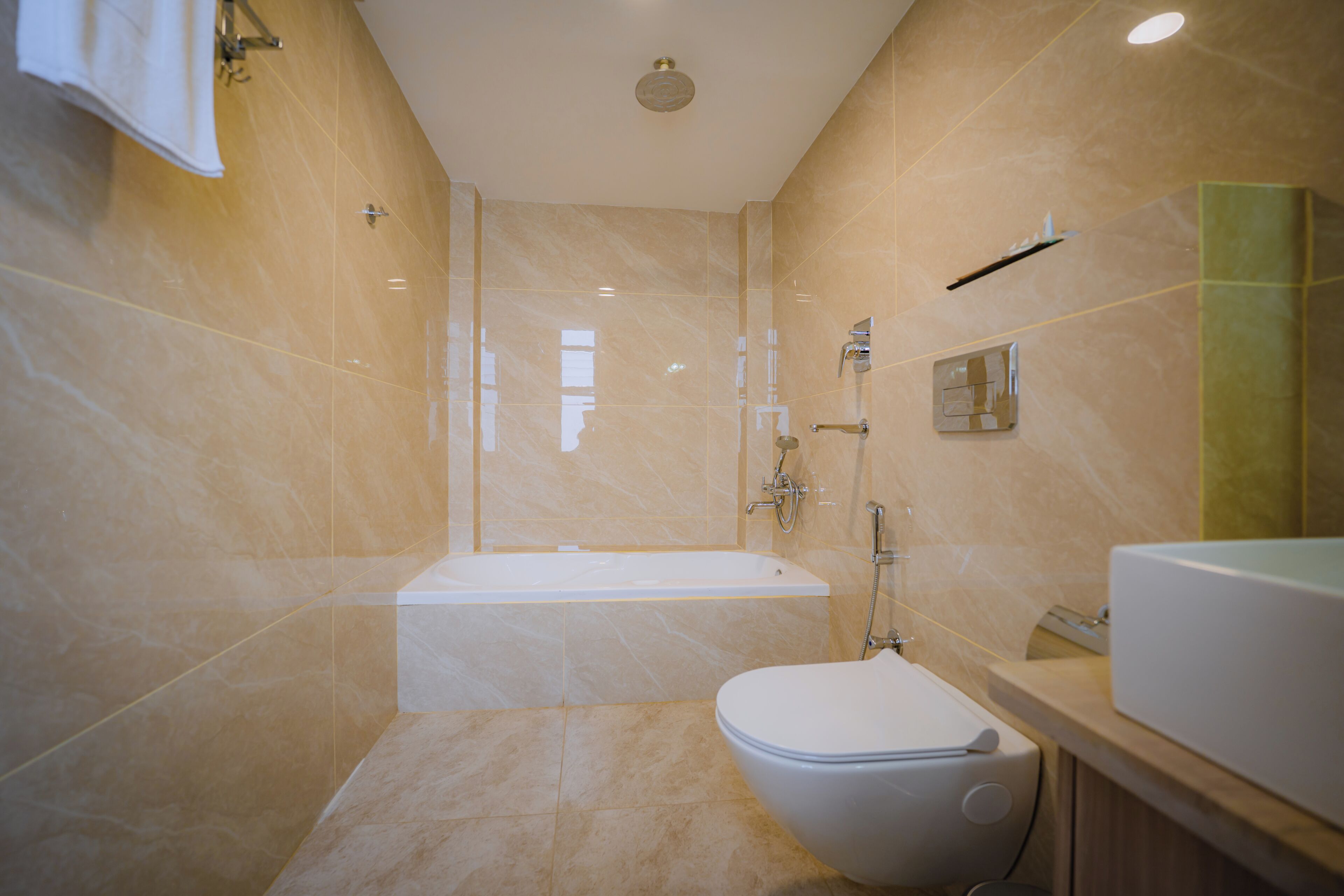Quarto premium | Banheiro | Chuveiro, secador de cabelo, toalhas de banho, sabonete