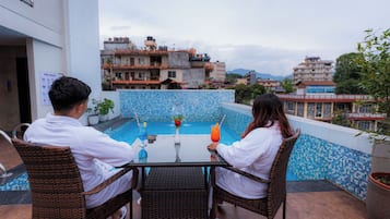 Una piscina al aire libre