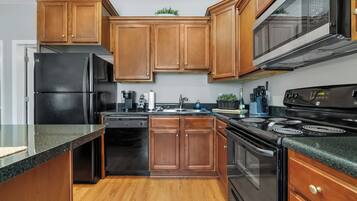 Fridge, microwave, stovetop, dishwasher