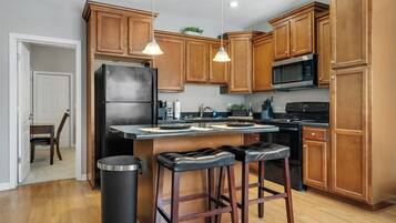 Fridge, microwave, stovetop, dishwasher
