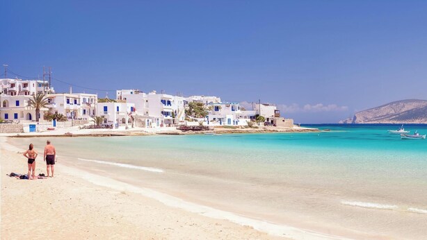 A coastal beach with white buildings, clear turquoise water, and boats. - Villa Ianira with Private Terrace, Wi-Fi and Air Conditioning (Koufonisi)