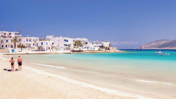 A coastal beach with white buildings, clear turquoise water, and boats. - Villa "Pasithoe" with Private Terrace, Wi-Fi and Air Conditioning (Koufonisi)