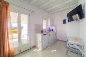 Fridge, microwave, coffee/tea maker, electric kettle - Villa 'Perseis' with Private Terrace, Wi-Fi and Air Conditioning (Koufonisi)