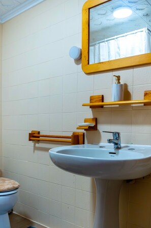 Hair dryer, towels, soap, toilet paper - BlueCalp: Only 2 minutes to the beach & promenade - Modern living in a prime location in Calp (Calp)