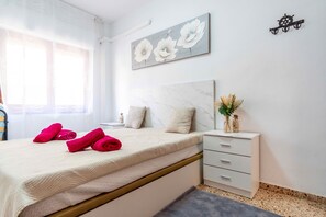 2 bedrooms, free WiFi, bed sheets - BlueCalp: Only 2 minutes to the beach & promenade - Modern living in a prime location in Calp (Calp)