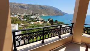 A balcony with a view of a coastal town and the sea. - Cozy  twin beds studio Kalymnos (Kalimnos)
