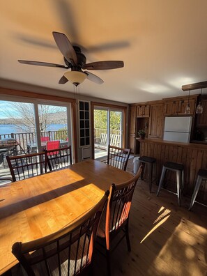 Dining - Nature cottage on Lake Lyster - Kayak & Spa (Coaticook)