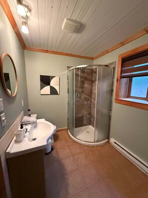 Bathroom - Nature cottage on the shores of Lake Lyster - Kayak & Spa (Coaticook)
