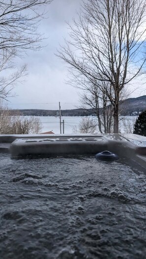 Outdoor spa tub - Nature cottage on the shores of Lake Lyster - Kayak & Spa (Coaticook)
