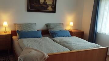 Zimmersafe, Bügeleisen/Bügelbrett, Reisekinderbett, WLAN