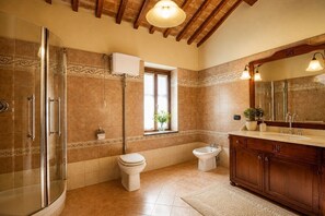 Shower, hair dryer, bidet, towels - Maison Margot - casa di campagna pet-friendly nel cuore della toscana (Arezzo)