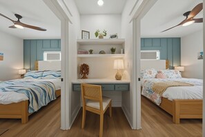 Een bureau, een strijkplank/strijkijzer, gratis wifi, beddengoed