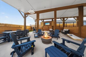 Outdoor dining - Sleeps 20, 2 Homes | 2 Pools + Putting Greens + Golf Cart Zone | Port Aransas (Port Aransas)