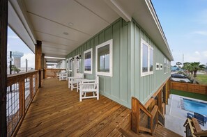 Terrace/patio - Sleeps 20, 2 Homes | 2 Pools + Putting Greens + Golf Cart Zone | Port Aransas (Port Aransas)