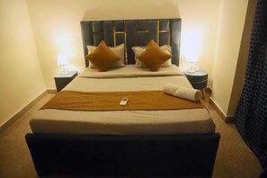 Desk, laptop workspace, iron/ironing board, free WiFi - Hotel Rudraksh Tree (New Delhi)